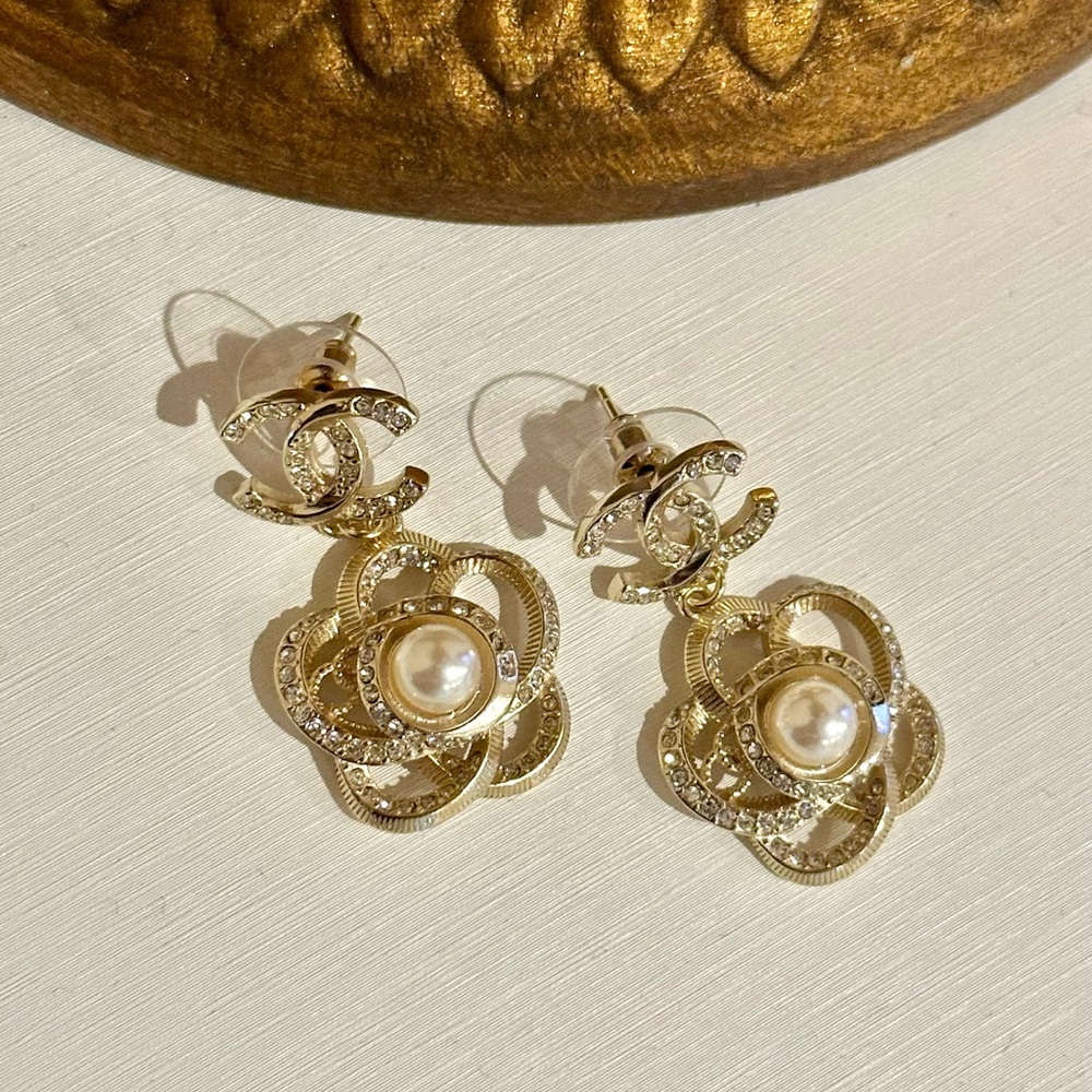 Pearl flower crystal earrings